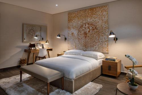 Cama ou camas em um quarto em The White Orchid Hotel