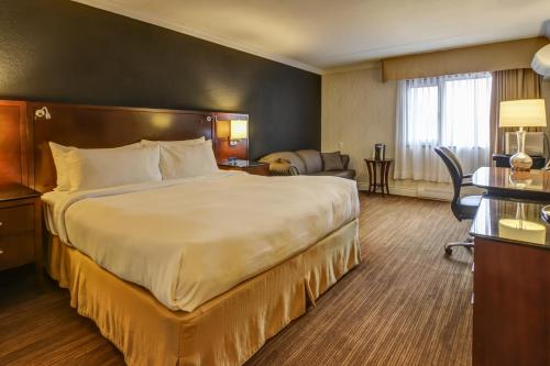 เตียงในห้องที่ La Saguenéenne - Hôtel et Centre de Congrès