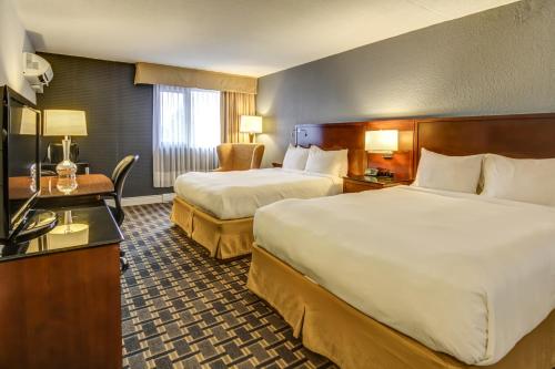 เตียงในห้องที่ La Saguenéenne - Hôtel et Centre de Congrès