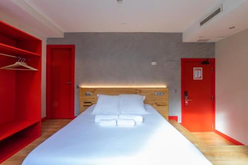 Кровать или кровати в номере Ok Hostel Madrid