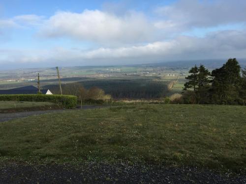 een grasheuvel met uitzicht op een veld bij The Collins,Our View from The Top in Listowel