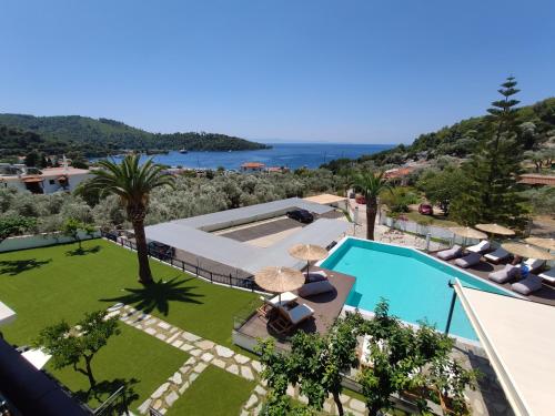 widok na basen i ocean z domu w obiekcie Panormos Beach Hotel Skopelos w mieście Panormos