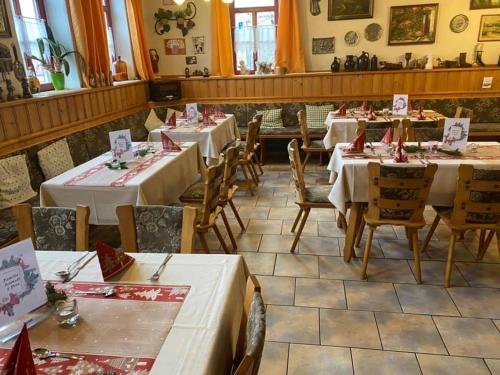 ein Restaurant mit Tischen und Stühlen in einem Zimmer in der Unterkunft Gasthaus Zur Weintraube in Bad Langensalza