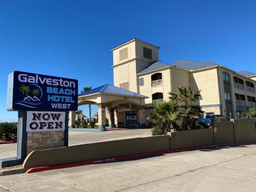 um sinal em frente a um hotel de praia com um resort em Galveston Beach Hotel em Galveston