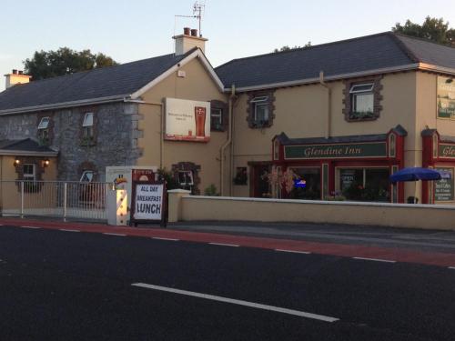 een gebouw aan de straatkant bij Glendine Inn in Kilkenny