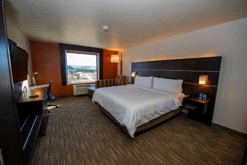 Holiday Inn Express & Suites - Colorado Springs AFA Northgate, an IHG Hotel房間的床