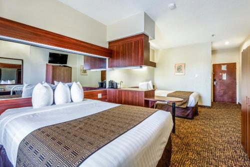 Кровать или кровати в номере Trident Inn & Suites, Baton Rouge