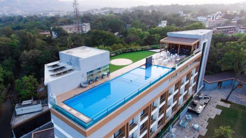 בריכת השחייה שנמצאת ב-Regenta SGS Greenotel - Lonavala או באזור