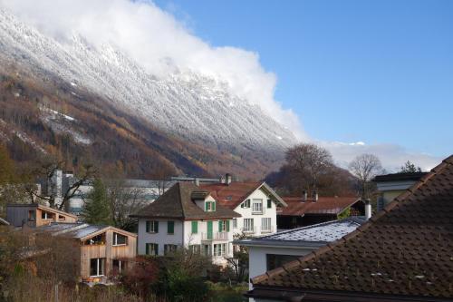 una città con case e una montagna sullo sfondo di ARNOLDS Bed & Breakfast a Interlaken