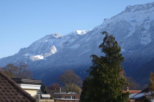 una montagna con montagne innevate sullo sfondo di ARNOLDS Bed & Breakfast a Interlaken