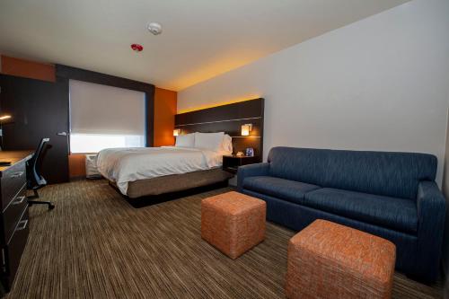 Holiday Inn Express & Suites - Colorado Springs AFA Northgate, an IHG Hotel房間的床