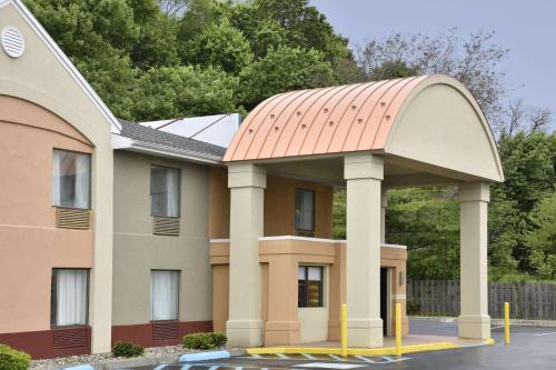 un gran edificio con techo rojo en Howard Johnson by Wyndham Allentown/Dorney Hotel & Suites, en Allentown