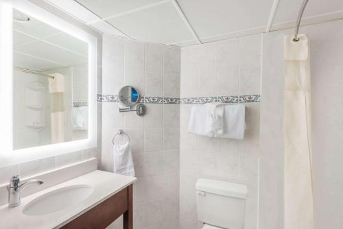 Kamar mandi di Howard Johnson Plaza by Wyndham Ocean City Oceanfront