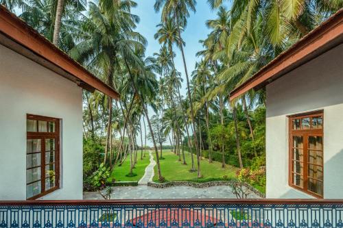 En trädgård utanför SaffronStays Thalassea, Alibaug - picturesque sea-facing villa with colonial decor