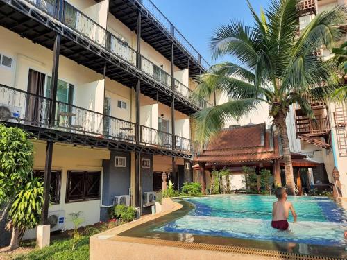 Poolen vid eller i närheten av Prince Hotel Chiang Mai