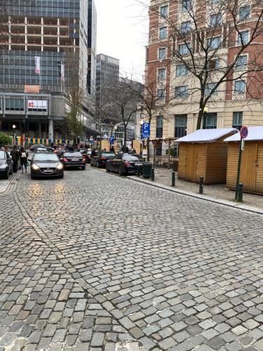 une rue pavée dans une ville avec des voitures dans l'établissement Fish Market B&B, à Bruxelles