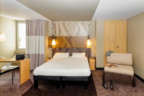 A bed or beds in a room at ibis Longwy Mexy