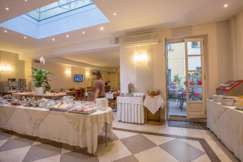 A seating area at Hotel Roma e Rocca Cavour