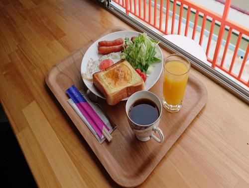 un vassoio per la colazione con un piatto di cibo e una bevanda di Sea Side Hostel Light House a Onomichi