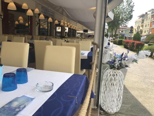 Restoran või mõni muu söögikoht majutusasutuses Hotel Adriatico