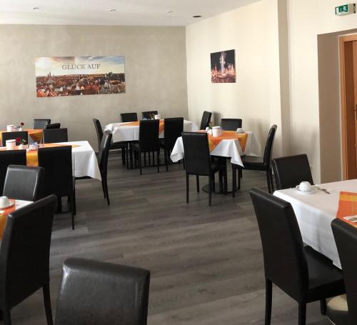 Hotel Am Obermarkt tesisinde bir restoran veya yemek mekanı