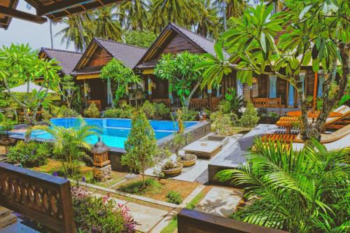 A piscina localizada em Mertasari Bungalows ou nos arredores