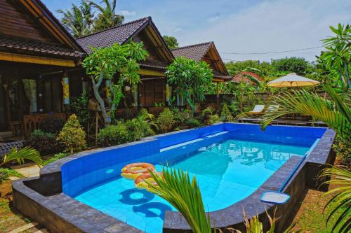 A piscina localizada em Mertasari Bungalows ou nos arredores