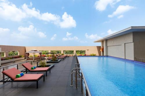 una piscina in un hotel con sedie a sdraio di Welcomhotel by ITC Hotels, GST Road, Chennai a Singapperumālkovil