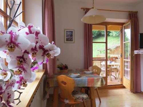 cocina con mesa y comedor con planta en Agriturismo Kabishof, en Funes