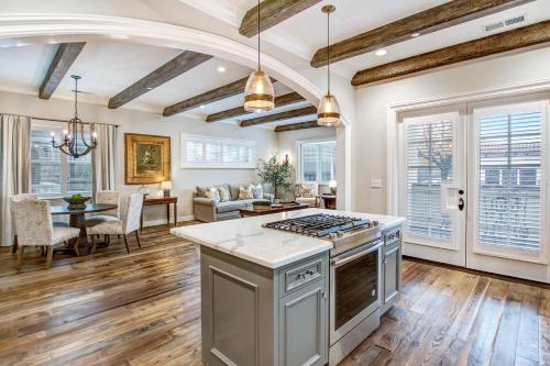 A kitchen or kitchenette at Sonoma Bungalows