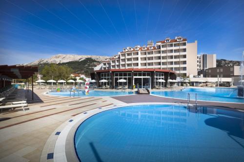 バスカにあるSunny Baška Hotel by Valamar, ex Corinthiaの大きなプール付きの建物