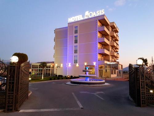 budynek hotelowy z oznaczeniem hotelowym w obiekcie Hotel Oasis w mieście Podgorica