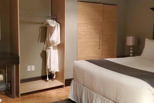 een slaapkamer met een bed en een kast bij 1-Bedroom Apartment Bellisimo AG by Amazing Property Rentals in Gatineau