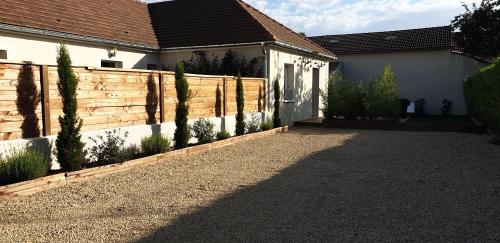 een hek voor een huis met een oprit bij clos des mûriers in Beaune