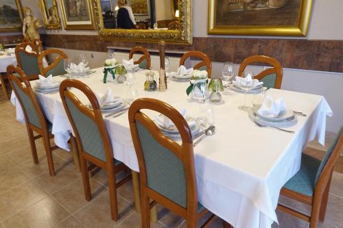 un tavolo in un ristorante con una tovaglia bianca di Hotel Vila Tina a Zagabria