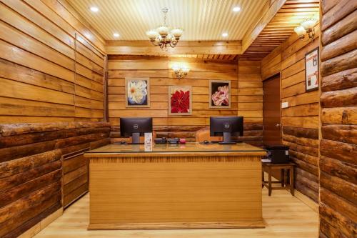 un bar in una stanza con pareti in legno di Summit Hermon Hotel & Spa a Darjeeling