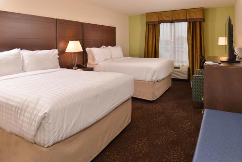 Posteľ alebo postele v izbe v ubytovaní Holiday Inn Express & Suites Dearborn SW - Detroit Area, an IHG Hotel