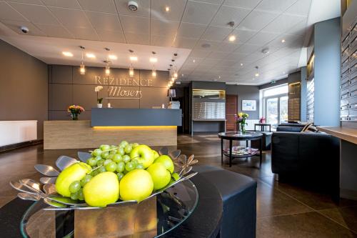 - un hall d'un hôtel avec un bol de fruits sur une table dans l'établissement Rezidence Moser Apartments, à Karlovy Vary