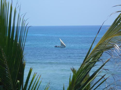 łódź z żaglem w oceanie w obiekcie Blue Bay Cove, Penthouse 4 w mieście Watamu