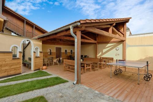 een houten patio met een tafel en een tafelblad bij Romance Ubytování in Jindrichuv Hradec