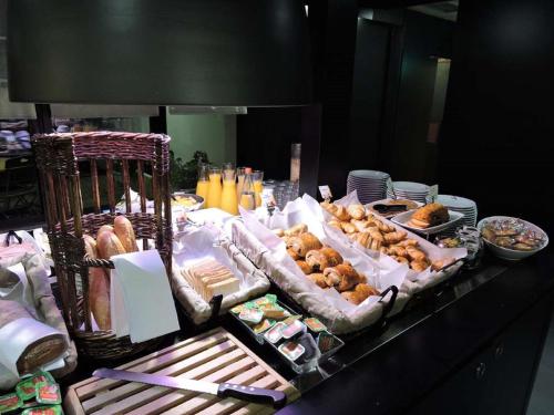 - un buffet de viennoiseries et d'autres plats sur une table dans l'établissement Campanile Toulouse Sud-Labège innopole, à Labège