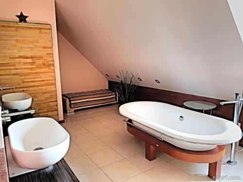 A bathroom at Villa Casanna Apartments