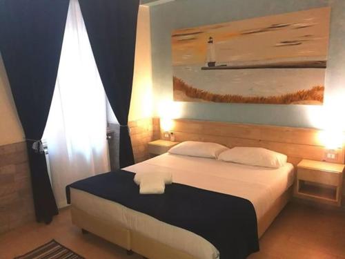 um quarto com uma cama e um quadro na parede em Fiumicino Airport B&B Deluxe em Fiumicino