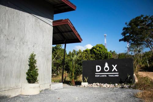 a sign for a dx sign in front of a building at DOX Ko Lanta in Ko Lanta