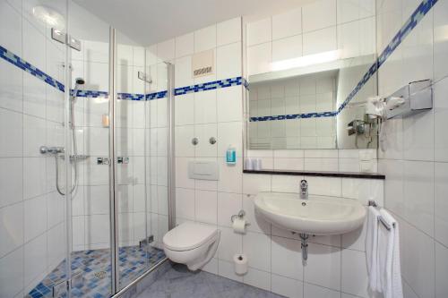 Un baño de Hotel Villa am Rhein