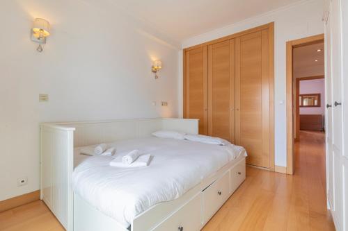 1 dormitorio con 1 cama blanca con sábanas blancas en LovelyStay - Modern apartment in Anjos, en Lisboa