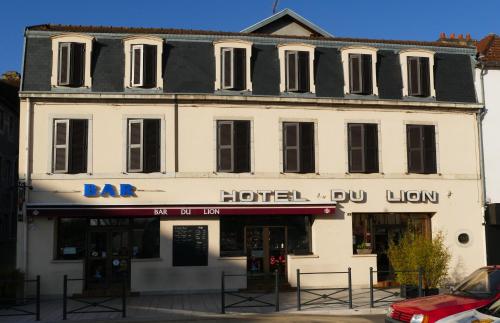 een groot wit gebouw met een bar en een hotel bij Hôtel du Lion in Vesoul