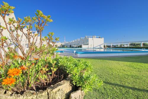 A piscina localizada em Pool & Tennis Beach House ou nos arredores