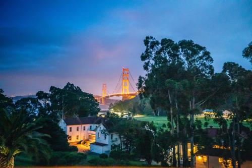 - une vue sur le pont de la porte dorée la nuit dans l'établissement Cavallo Point, à Sausalito