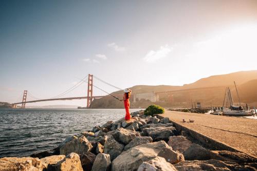 Une statue sur des rochers près de l'eau avec un pont dans l'établissement Cavallo Point, à Sausalito